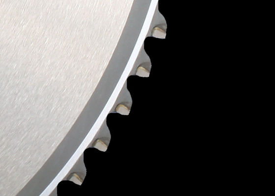 le métal de 80 dents coupant la circulaire scie la lame pour couper l'acier, cermet japonais incliné