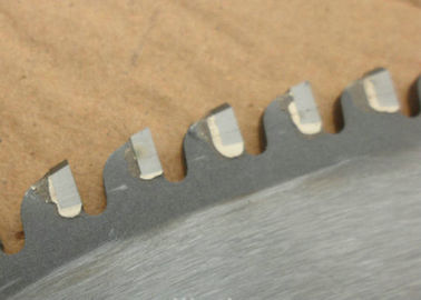 Le tuyau coupant la circulaire scie la lame
