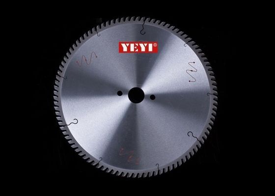 le CTT de 96 dents circulaire scie le carbure de lames incliné pour couper le panneau en acier 300mm