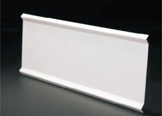 Panneaux de plafond linéaires suspendus ondulés en métal de salle de bains faite sur commande de plafond en métal de message publicitaire