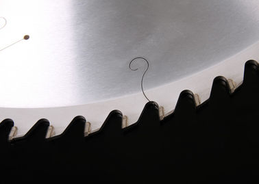 le panneau incliné par diamant scie des lames couper clairement l'outil de lame de scie de classement par taille de panneau