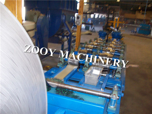 Le goujon et la voie en aluminium de cloison sèche de tôle roulent formant la machine avec la coupe hydraulique