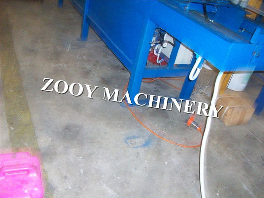 Le goujon et la voie en aluminium de cloison sèche de tôle roulent formant la machine avec la coupe hydraulique